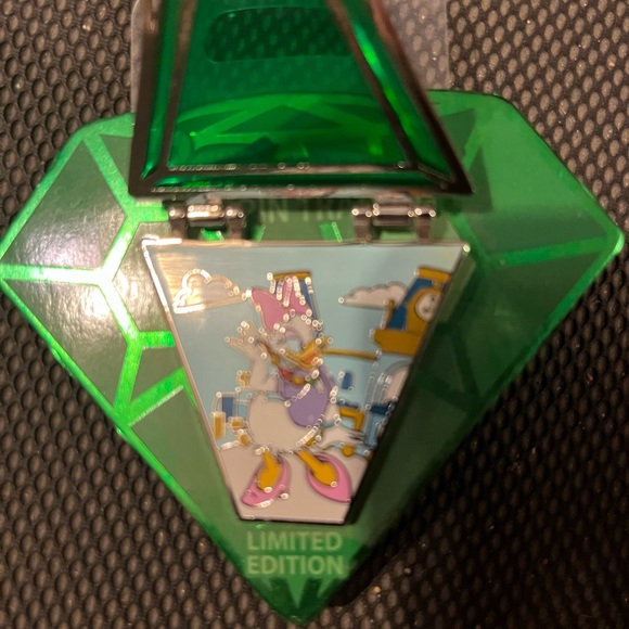 Disney’s Daisy Duck Pin Trading 20th Anniversary Pin - Picture 2 of 3